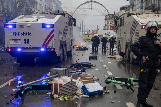 Policías belgas tras los disturbios por el Bélgica 0-2 Marruecos