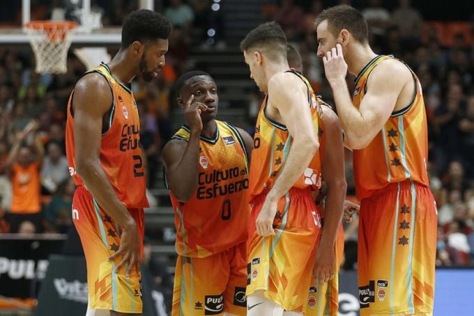 Valencia Basket busca levantarse ante Unicaja con la Fonteta como sexto jugador