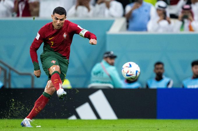 Cristiano Ronaldo golpea el balón durante el Portugal-Uruguay del Mundial (Foto: Cordon Press).