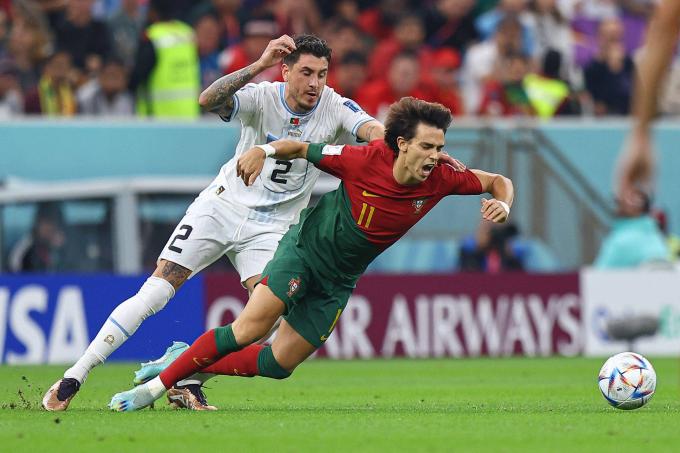 Joao Félix cae ante la presión de Giménez en el Portugal-Uruguay (Foto: Cordon Press)