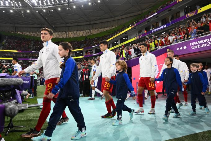 Pedri y Gavi saltan al campo en un partido de España en el Mundial (Foto: Cordon Press).