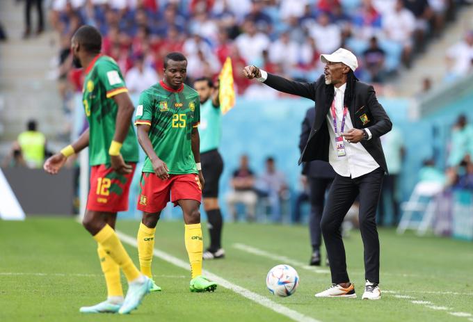 Rigobert Song da indicaciones a sus jugadores en el Camerún-Serbia (Foto: Cordon Press).