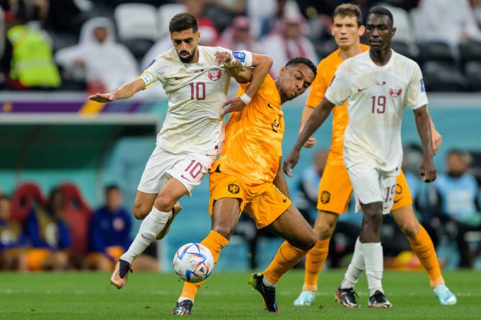 Alhaydos y Gakpo pelean por un balón en el Países Bajos-Qatar (Foto: Cordon Press).