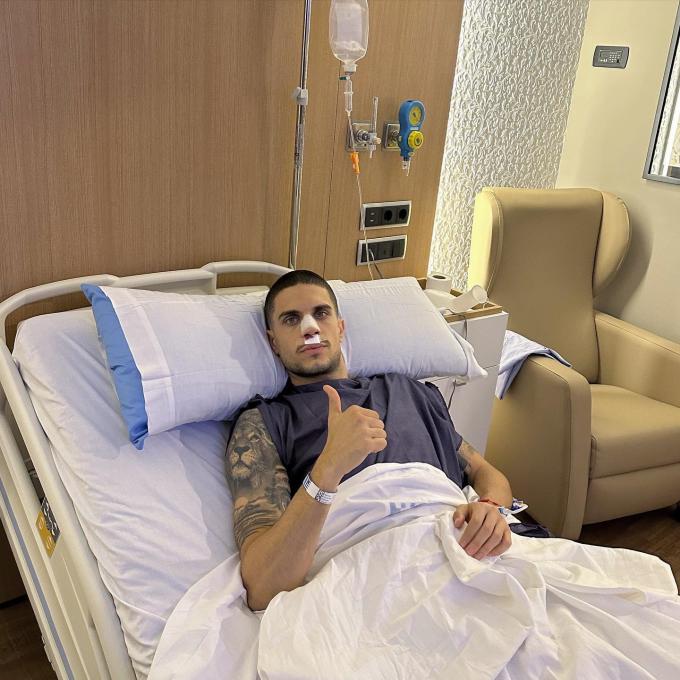 Marc Bartra tras ser operado.
