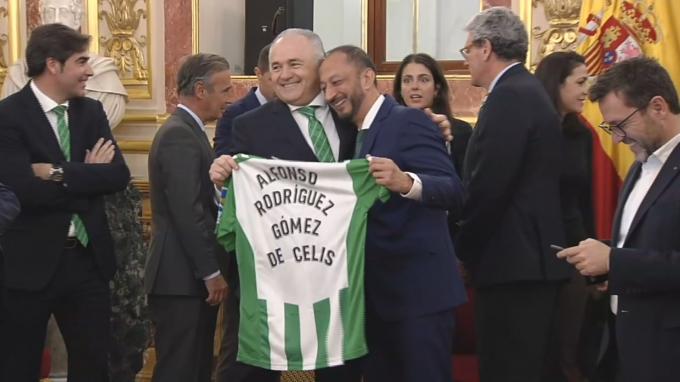Gómez de Celis posa junto a Gordillo con la camiseta del Betis con su nombre regalada por el club.
