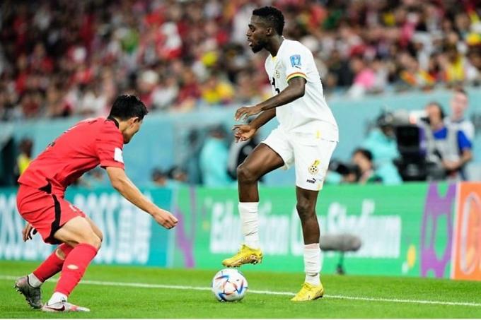 El delantero del Athletic Club Iñaki Williams la pisa en el Corea del Sur-Ghana del Mundial de Qatar 2022.