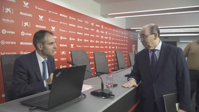 José Castro conversa con el magistrado al terminar la charla en el Ramón Sánchez-Pizjuán