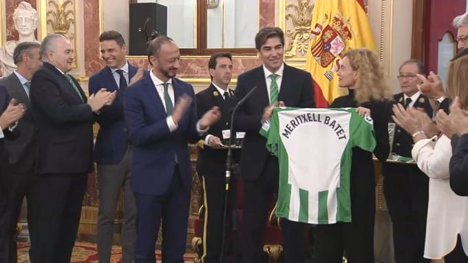 Meritxel Batet, presidenta del Congreso, recibe una camiseta del Betis delante de Joaquín