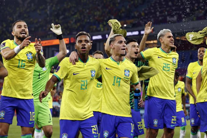 Rodrygo celebra la victoria contra Suiza junto al resto de sus compañeros. (Foto: Cordon Press)