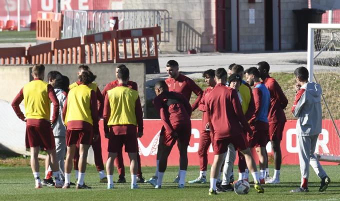Los jugadores del Sevilla en un entrenamiento (Foto: Kiko Hurtado).