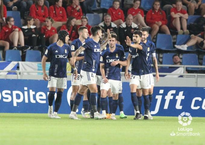 Los jugadores del Real Oviedo celebran el gol de David Costas al Tenerife. (Foto: LaLiga).