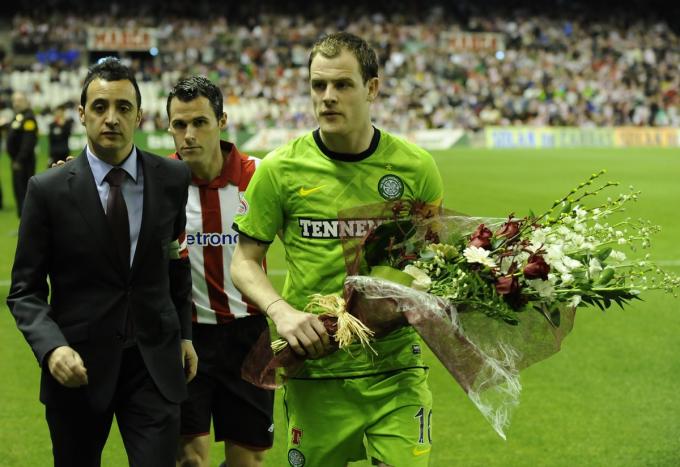Ofrenda de Stokes, capitán del Celtic, al busto de Pichichi en el amistoso de 2011 (Foto: Athetic Club).