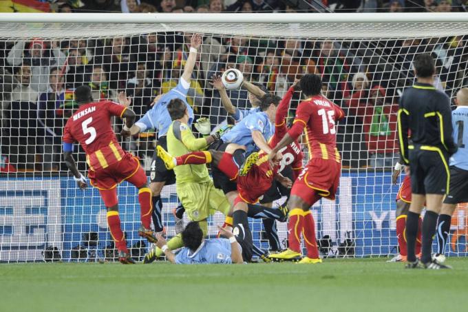 Luis Suárez evita el gol de Ghana con la mano en el Mundial de 2010 (Foto: Cordon press)