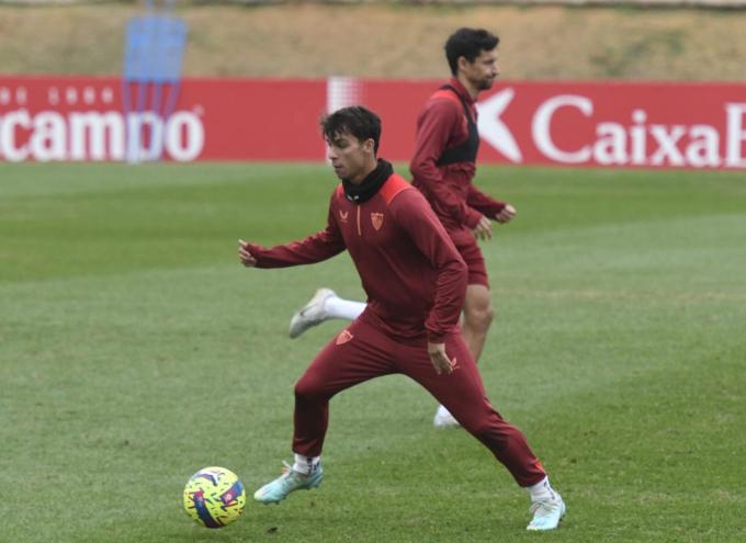 Óliver Torres, en el entrenamiento del Sevilla (Foto: Kiko Hurtado)