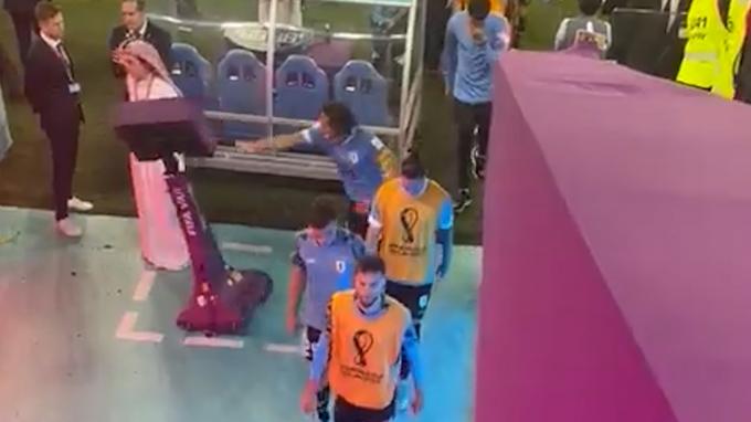 Cavani revienta el monitor del VAR en el túnel de vestuarios tras caer eliminado del Mundial de Qatar.