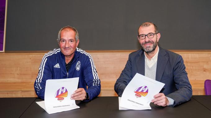 David Espinar firmando el convenio colectivo del Real Valladolid (Foto: Real Valladolid).