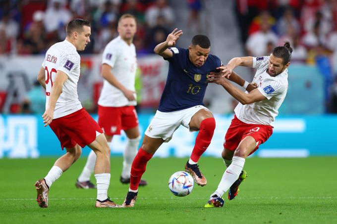 Mbappé, entre Krychowiak y Zielinski (Foto: Cordon Press).