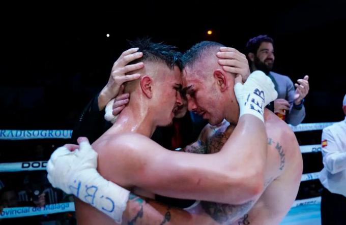 Samuel Molina y Jon Fernández se abrazan tras el combate de Málaga (Foto: Roundtrece).