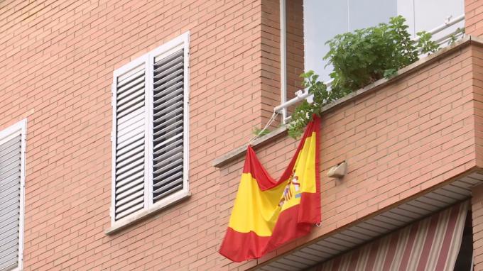Bandera de España en el balcón de una casa en Ceuta antes del Marruecos-España
