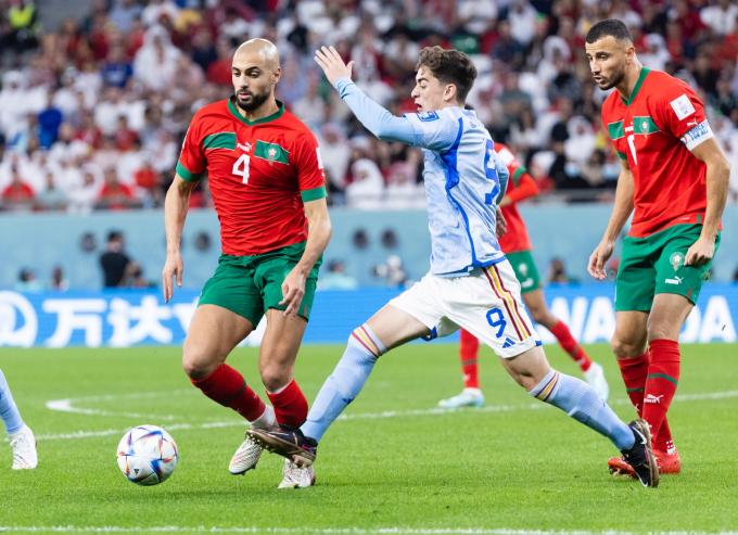 Gavi presiona a Sofyan Amrabat en el Marruecos-España (Foto: SeFutbol).