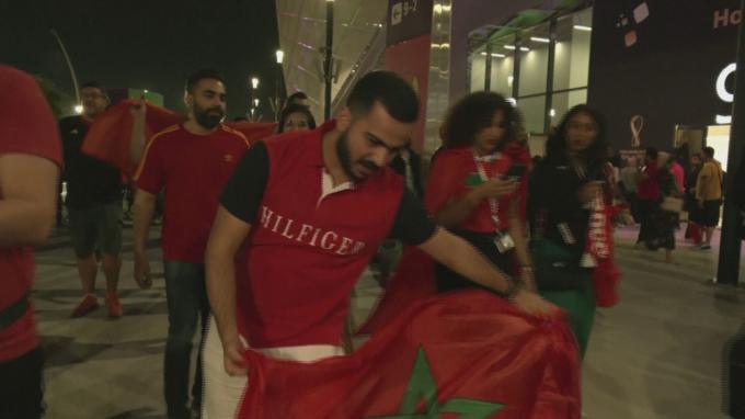 Un hincha marroquí hace el gesto de torear con su bandera tras ganar a España en Qatar