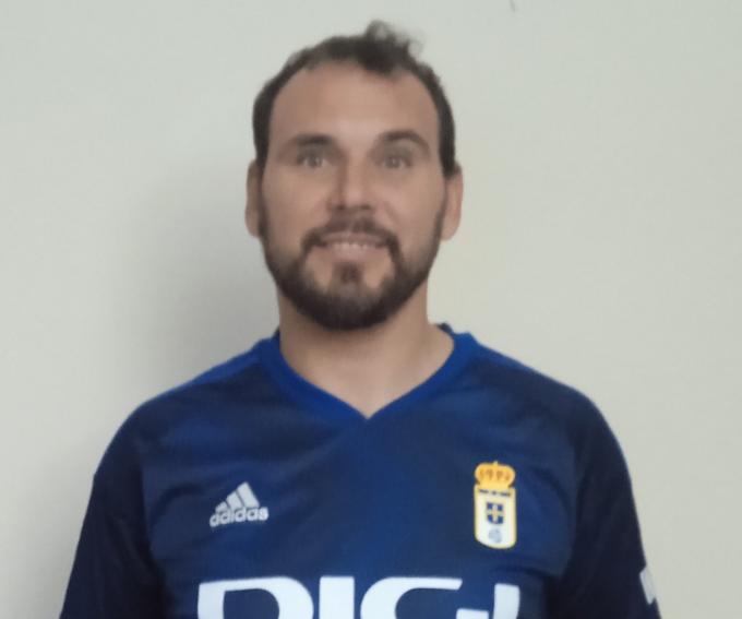 Curro, ex jugador del Real Oviedo, golpea un balón en un encuentro con el CD Quintana (Foto: CD Qu