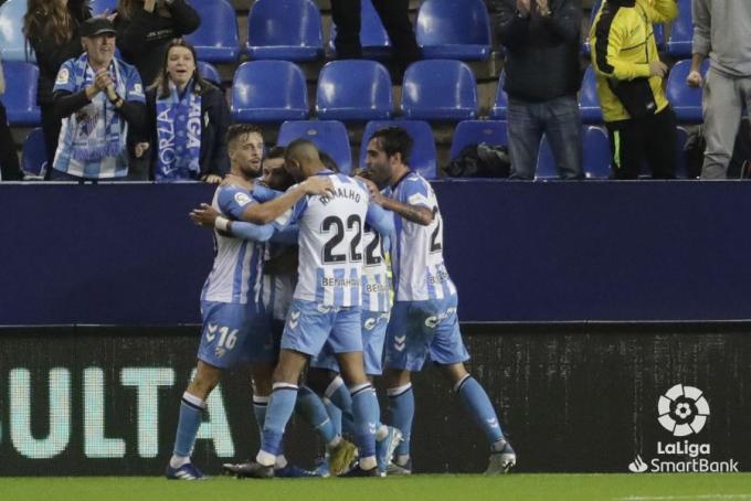 Los jugadores del Málaga celebran el gol de Rubén Castro al Granada (Foto: LaLiga).