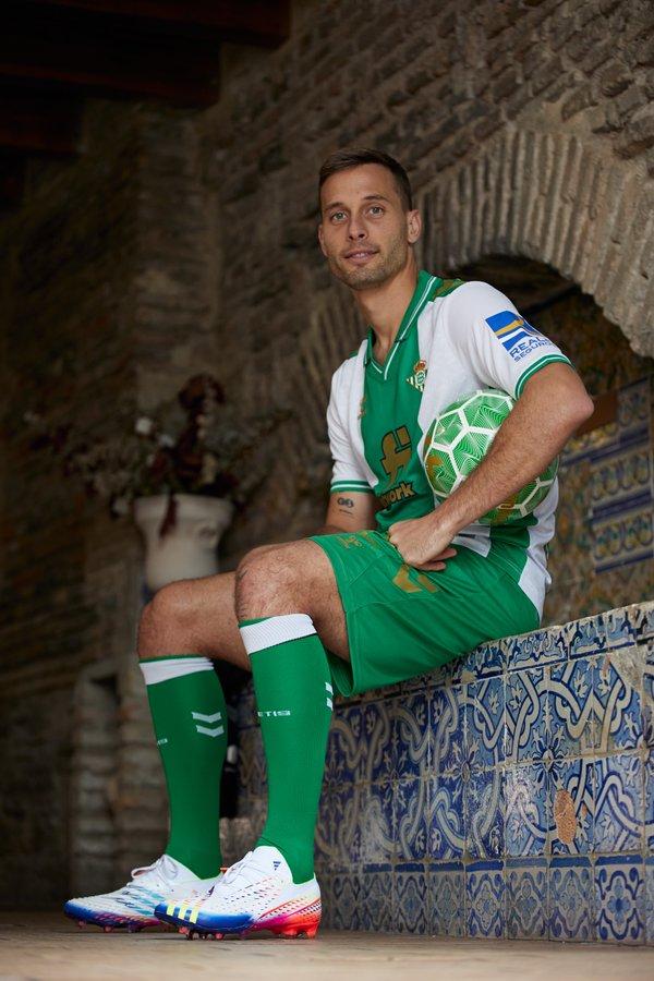 Sergio Canales con la equipación del Betis.