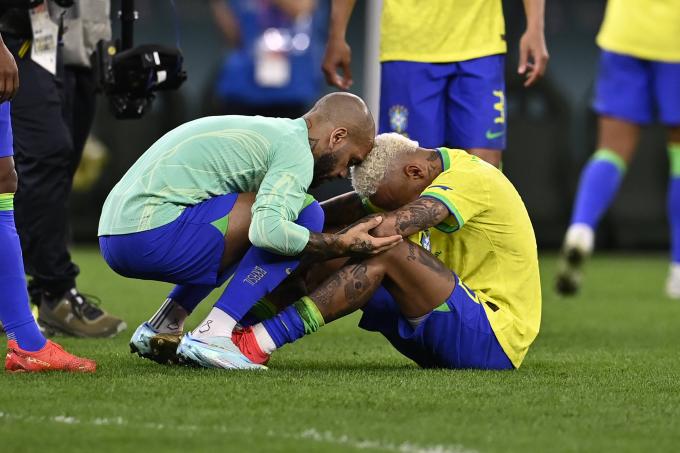 Dani Alves consuela a Neymar tras caer eliminado del Mundial de Qatar (Foto: Cordon Press).