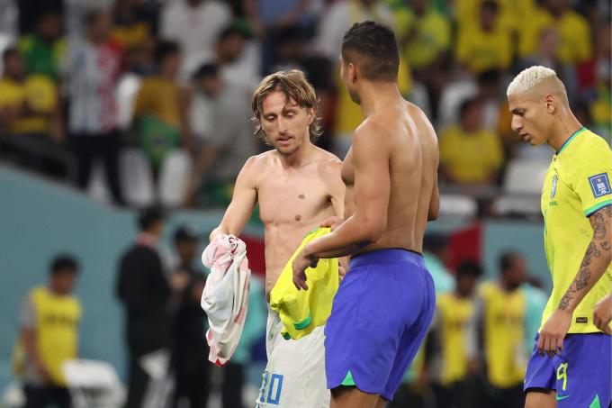 El cambio de camisetas entre Modric y Casemiro en el Croacia-Brasil (Foto: Cordon Press).