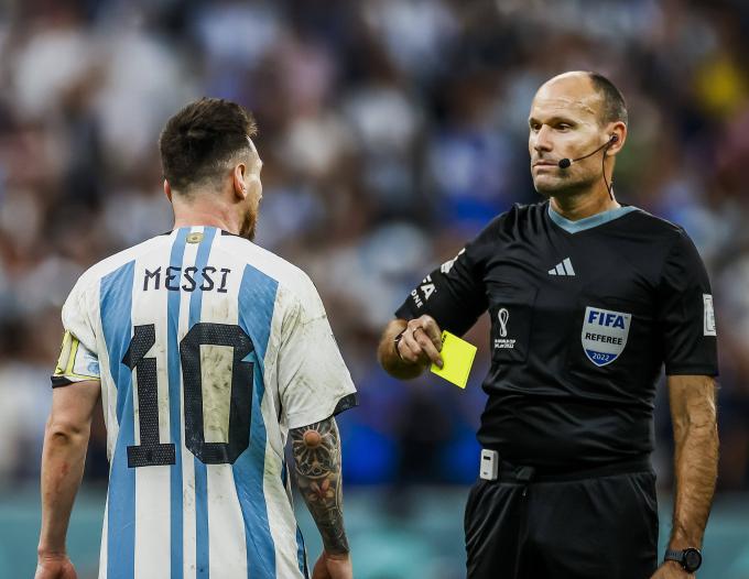 Leo Messi protesta a Mateu Lahoz en el Argentina-Países Bajos (Foto: Cordon Press).