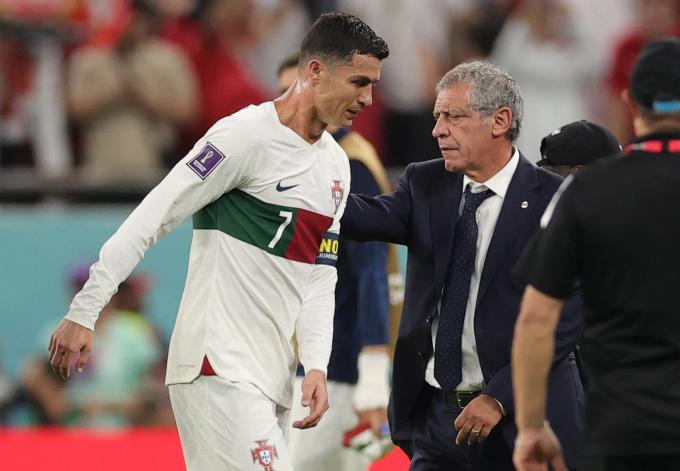 Fernando Santos consuela a Cristiano Ronaldo tras el Marruecos-Portugal (Foto: EFE).