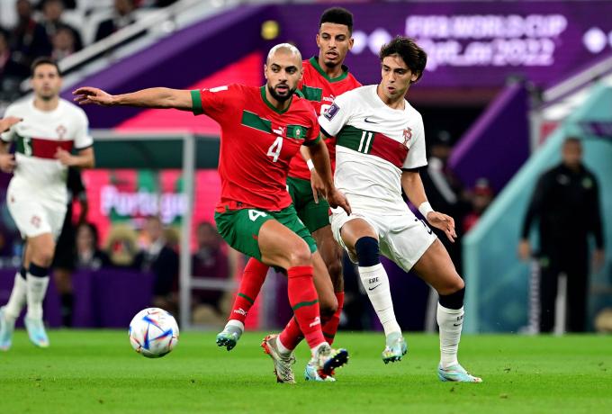 Sofyan Amrabat controla delante de Joao Félix n el Marruecos-Portugal (Foto: Cordon Press).