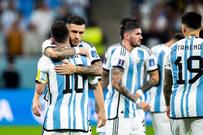 Paredes y Leo Messi celebran un gol de Argentina ante Croacia (Foto: Cordon Press).