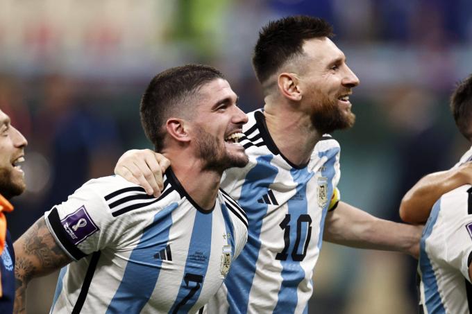 Rodrigo de Paul festeja junto a Leo Messi tras el Argentina-Croacia (Foto: Cordon Press).