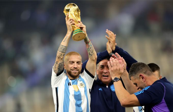 El Papu Gómez levanta la Copa del Mundo (Foto: EFE).