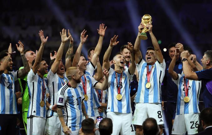 Acuña levanta la Copa del Mundo ganada por Argentina cerca de su compañero Papu Gómez (Foto: EFE).