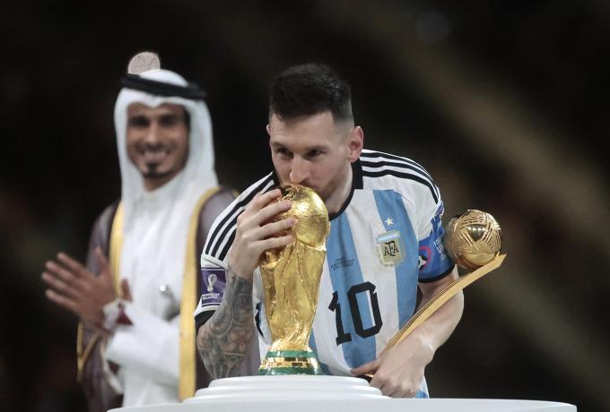 Leo Messi besa la Copa del Mundo tras recoger el premio a Mejor Jugador del Mundial (Foto: EFE).