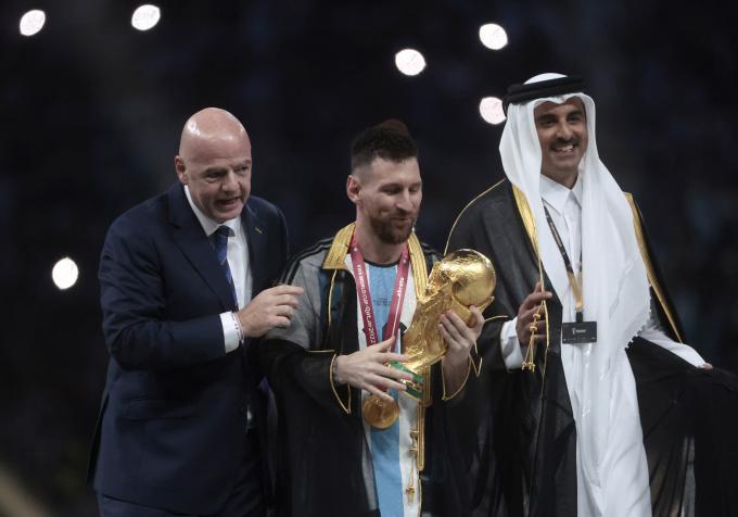 Leo Messi recoge la Copa del Mundo (Foto: EFE).