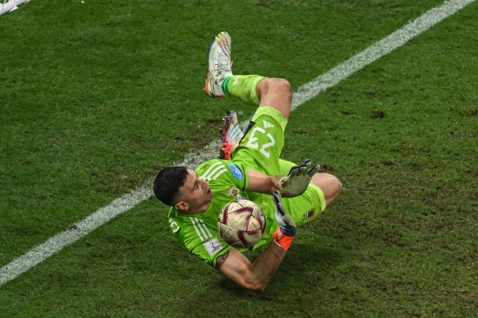 Dibu Martínez parando un penalti en la final del Mundial (Foto: Cordon Press).