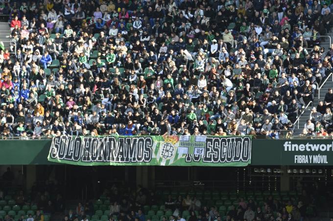 Imagen de las gradas del Betis tras cantar el himno (foto: Kiko Hurtado).