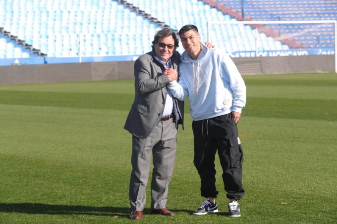 Tomás Alarcón, junto a Raúl Sanllehí en su presentación con el Real Zaragoza (Foto: Daniel Mar