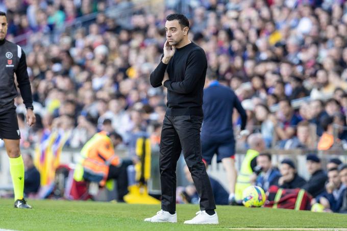 Xavi, en la banda del Camp Nou (Foto: Cordon Press).