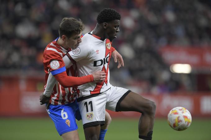 Gragera con Nteka en el Sporting-Rayo (Foto: EFE).