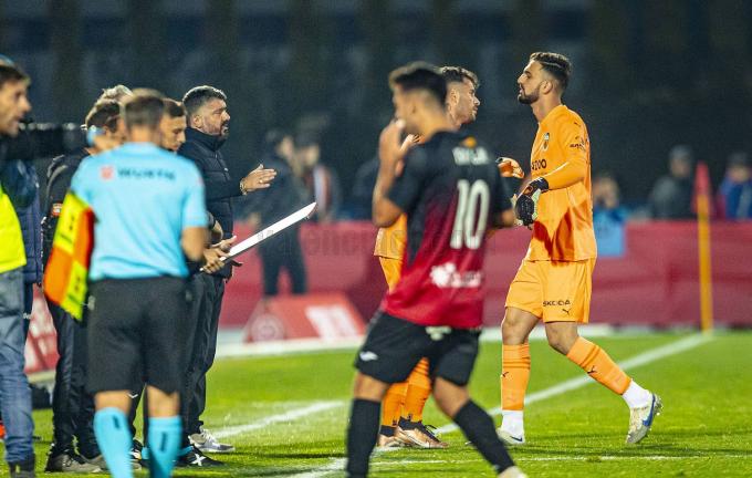 Iago Herrerín debuta con el Valencia CF en La Nucía y suple a Giorgi.