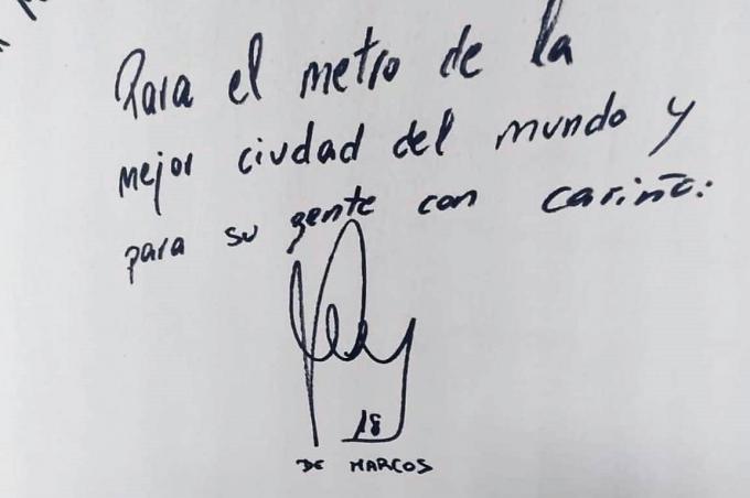 La cariñosa firma de Oscar De Marcos en el Muro del Athletic situado en una estación en el Metro de Bilbao.