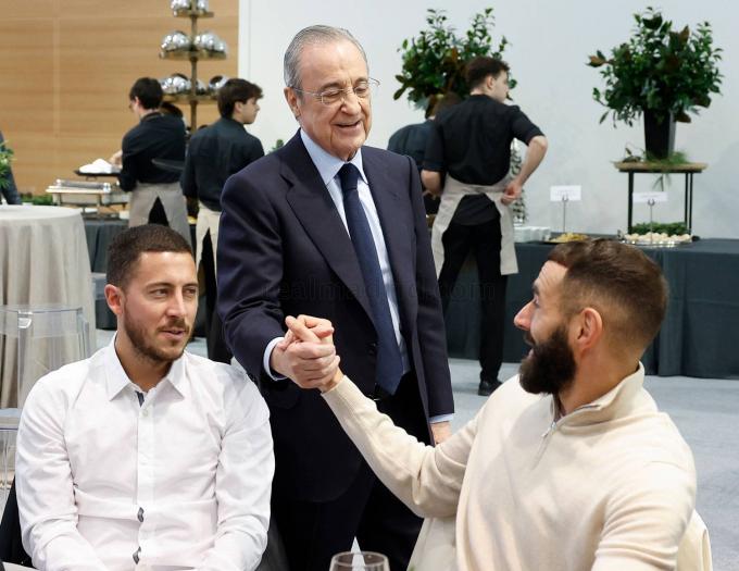 Florentino Pérez, con Hazard y Benzema en la comida de Navidad (Foto: Cordon Press).