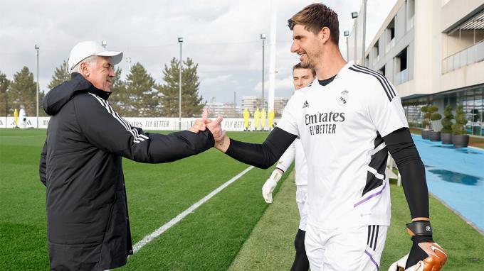 Ancelotti y Courtois se saludan en un entrenamiento (Foto: Real Madrid).