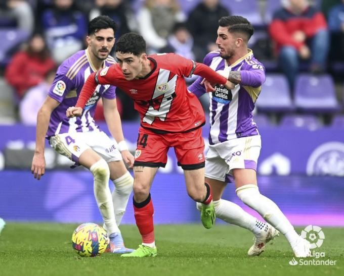 Kike Pérez y Monchu presionan a Sergio Camello en el Real Valladolid-Rayo Vallecano.