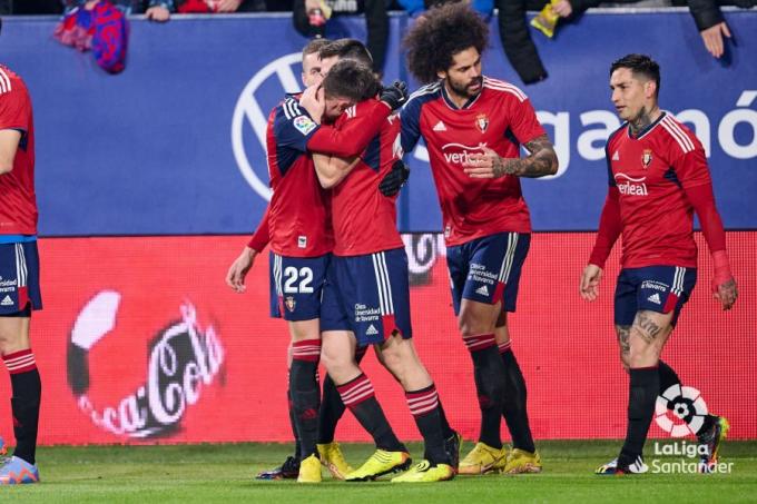 Aimar Oroz celebra con sus compañeros el gol en el Osasuna-Mallorca.